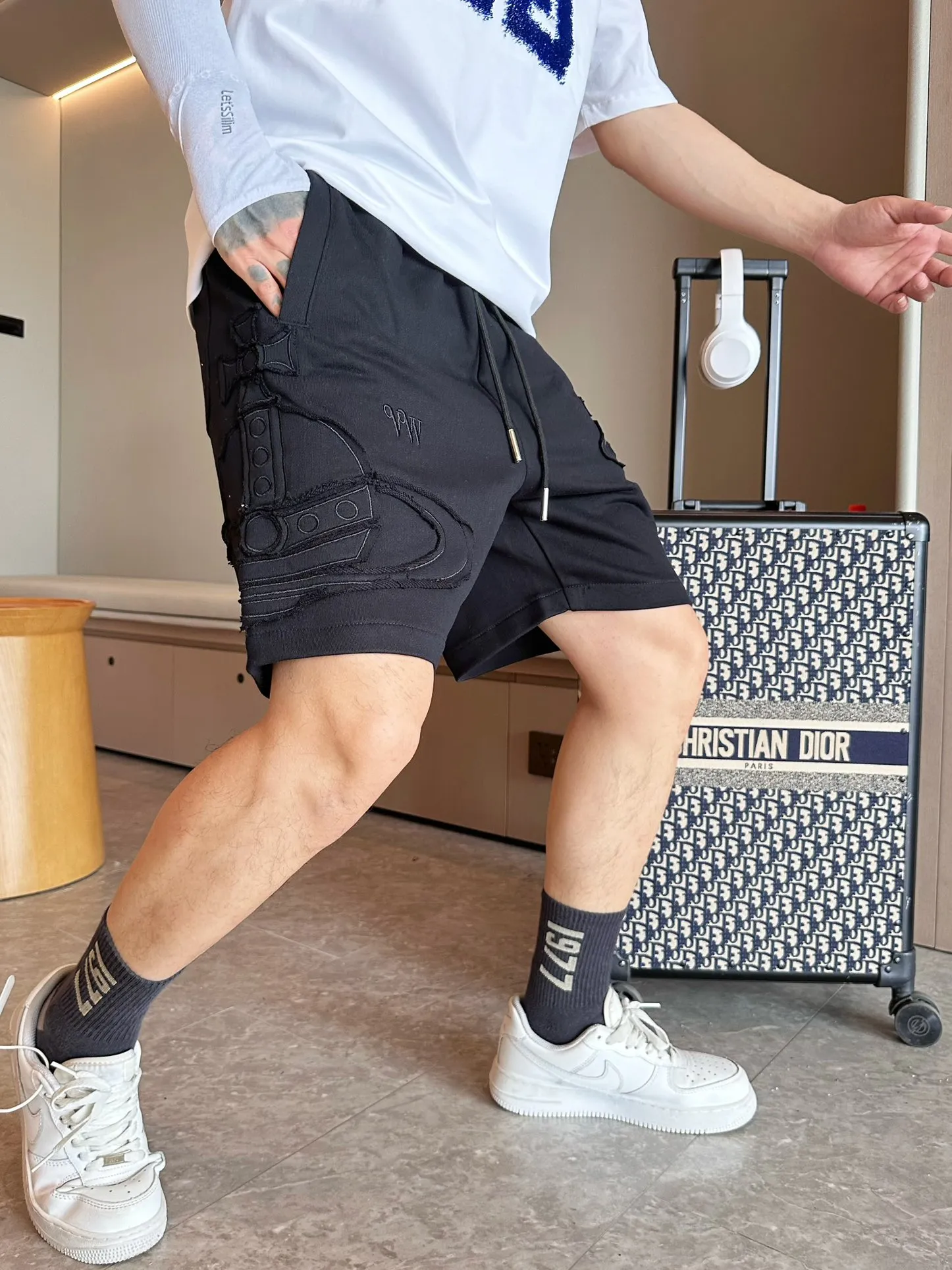 The Queen Mother's three-standard complete 2026 summer New Arrival men's casual shorts, advanced custom-made fabric Breathable fabric, Breathable elasticity and comfort, impeccable details, top-grade accessories, original logo design concept, delicate and soft feel! The upper body fit is awesome! Size: M-XXXL Please state your height and weight when ordering